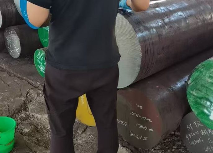 SGS inspector is inspecting round bars.